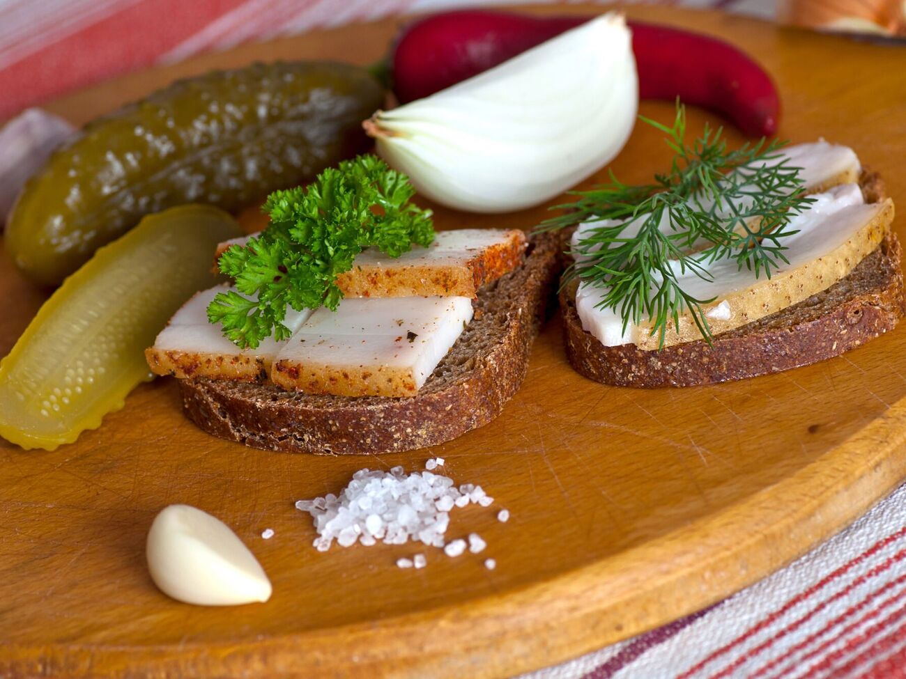 Для просаливания сала достаточно нескольких часов