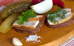 Для просаливания сала достаточно нескольких часов