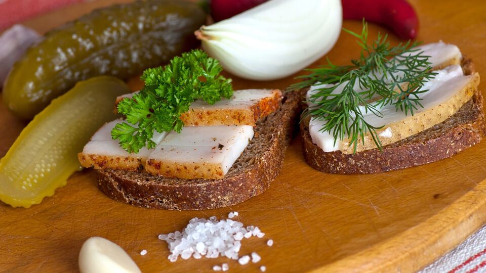 Для просаливания сала достаточно нескольких часов