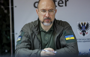 Шмигаль: У державі, яка бореться за своє виживання, не може бути людей, які стоять осторонь. Люди мають або воювати, або робити все, щоб забезпечити тих, хто воює