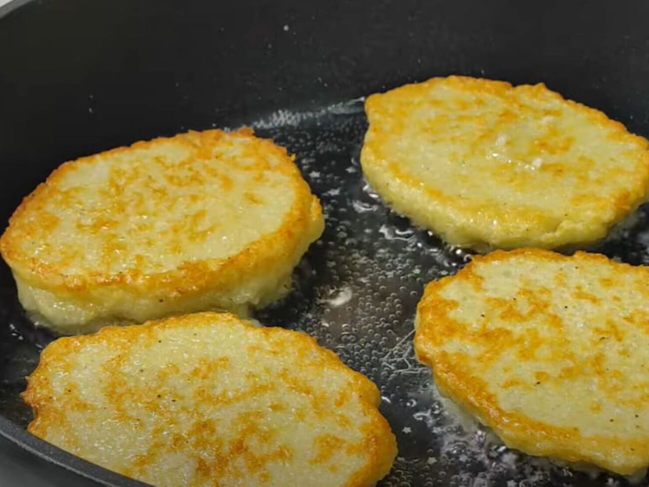 Жарьте деруны до корочки по четыре минуты с каждой стороны