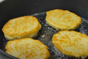 Жарьте деруны до корочки по четыре минуты с каждой стороны