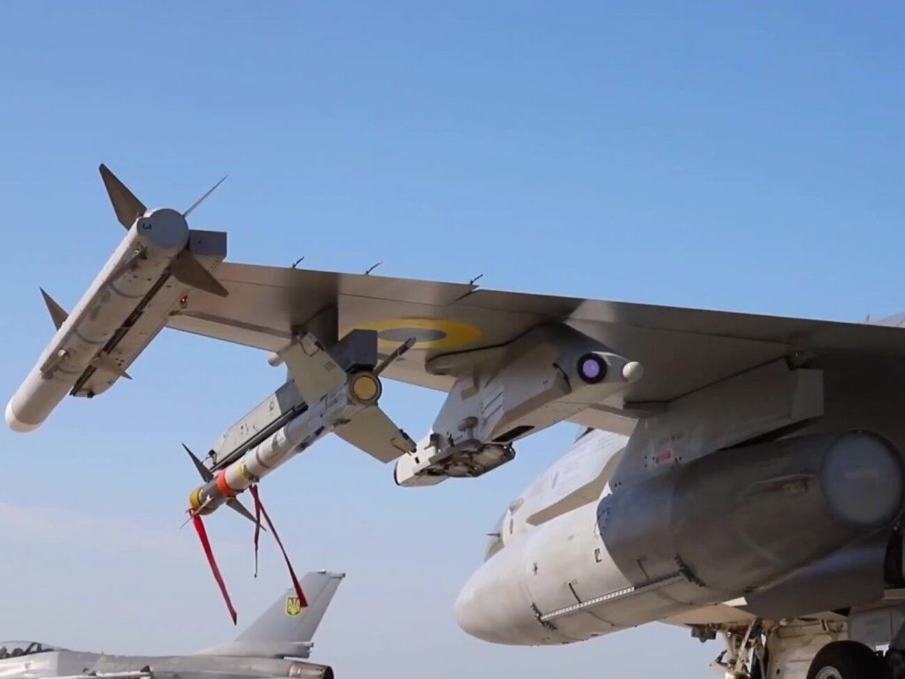 Эксперты показали аппаратуру на истребителе