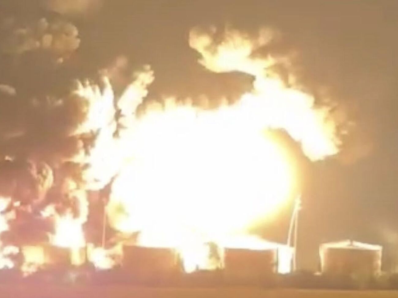 Такой нефтебаза на комбинате "Атлас" была до атаки дронов