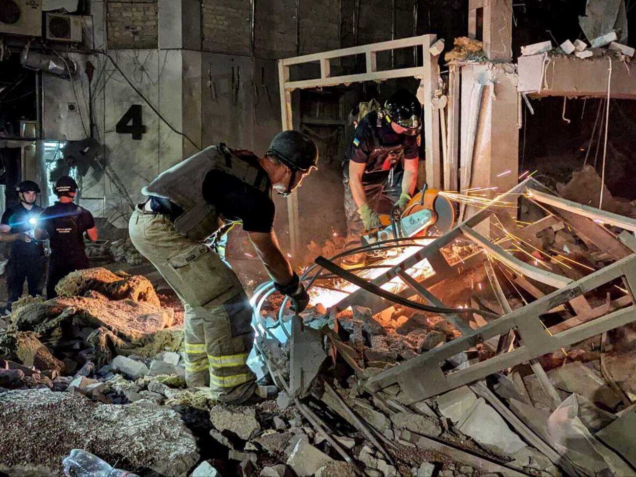 Ночью спасатели деблокировали тело еще одного человека, отметили в ГСЧС