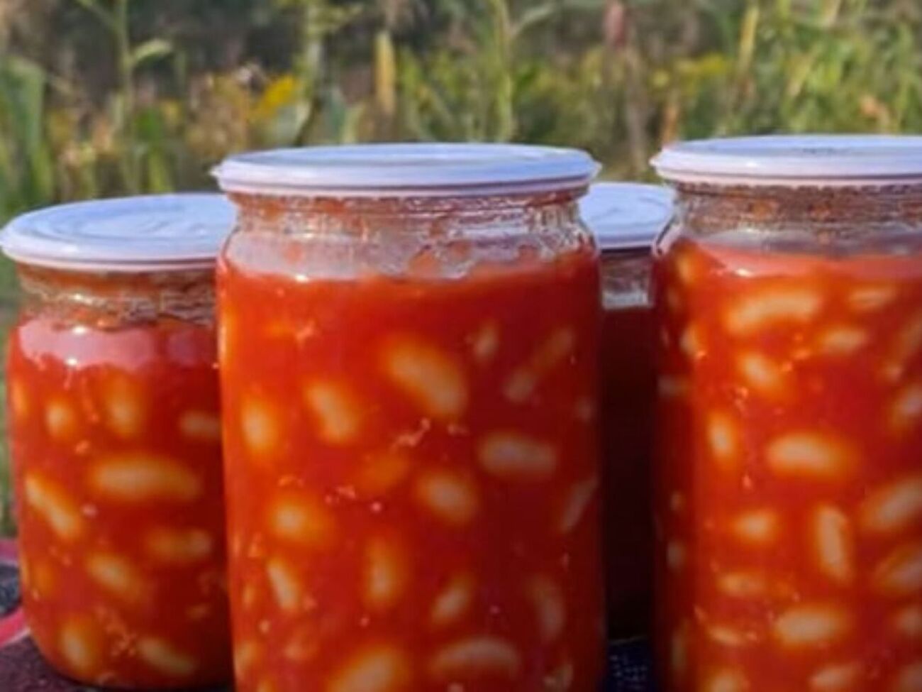 Когда фасоль будет готова, добавьте чеснок и уксус, перемешайте и протушите еще 10 минут