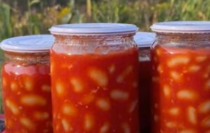 Когда фасоль будет готова, добавьте чеснок и уксус, перемешайте и протушите еще 10 минут