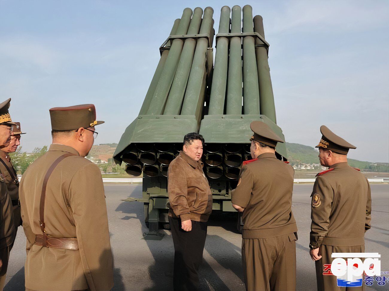 Лидер КНДР Ким Чен Ын посетил испытания модернизированной 240-мм реактивной системы залпового огня в Северной Корее