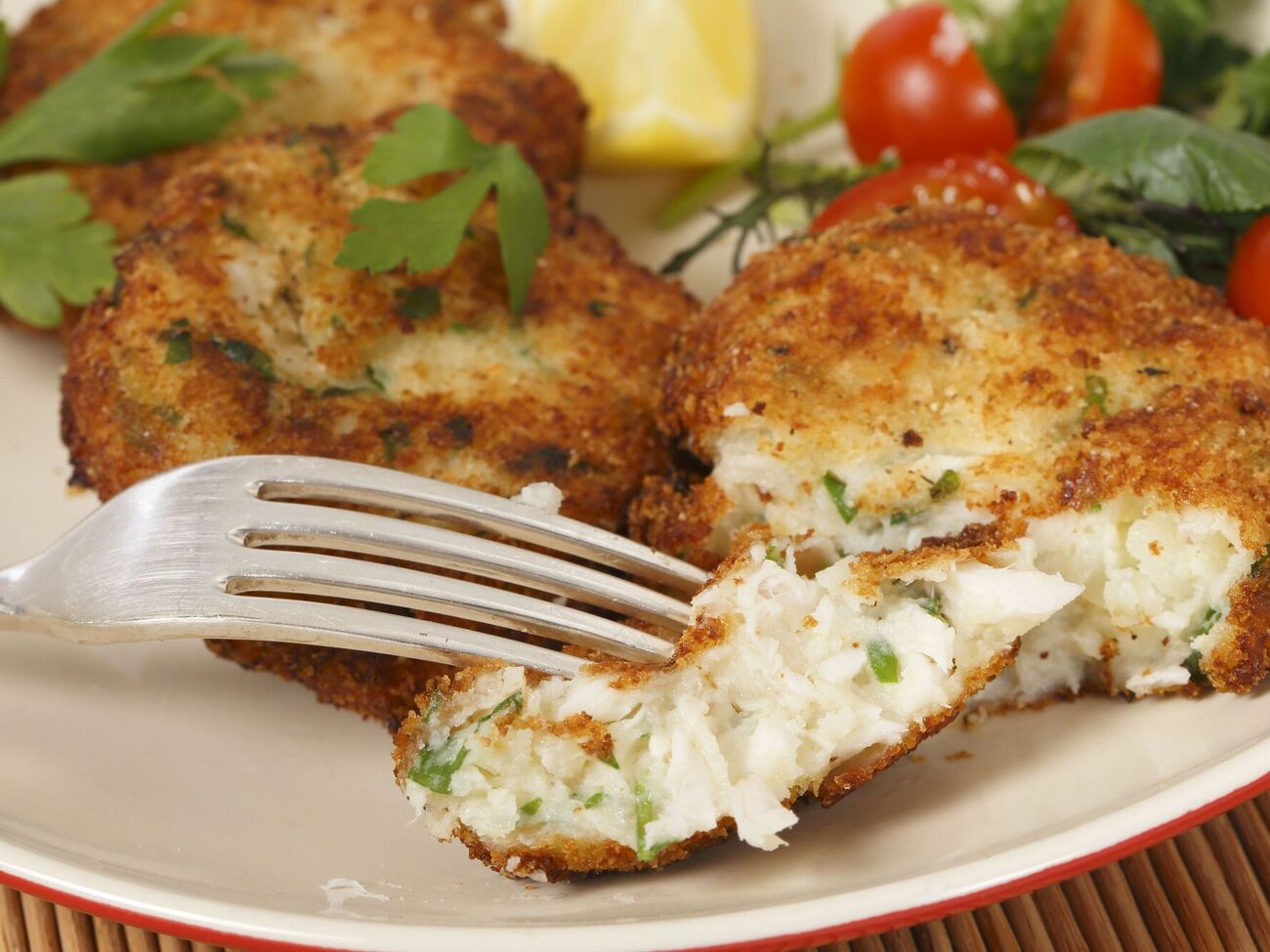 Котлеты жарят до золотистой корочки