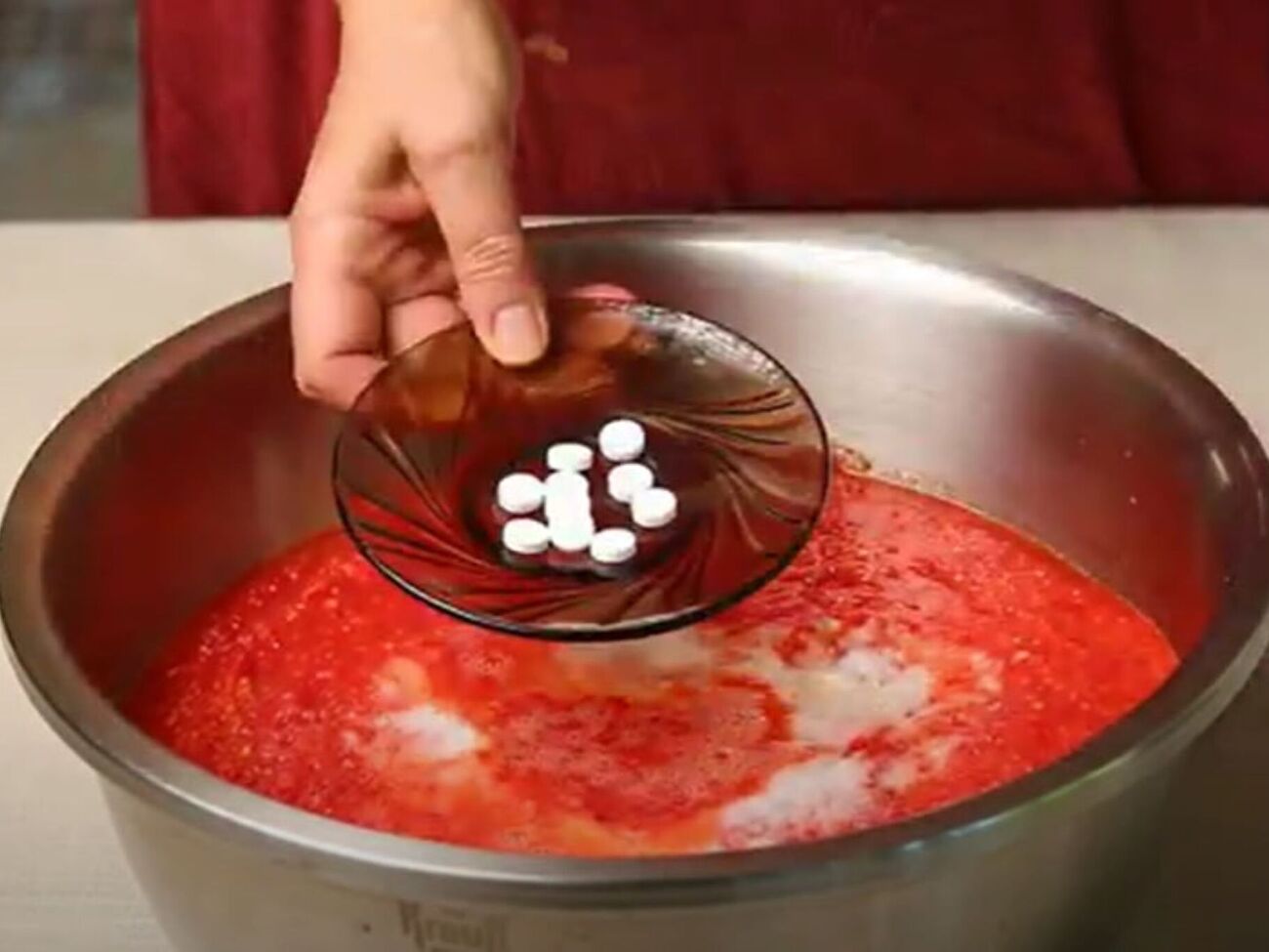 Аджику нужно хорошо перемешать после того, как добавите аспирин