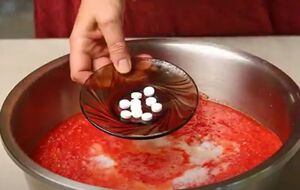 Аджику нужно хорошо перемешать после того, как добавите аспирин