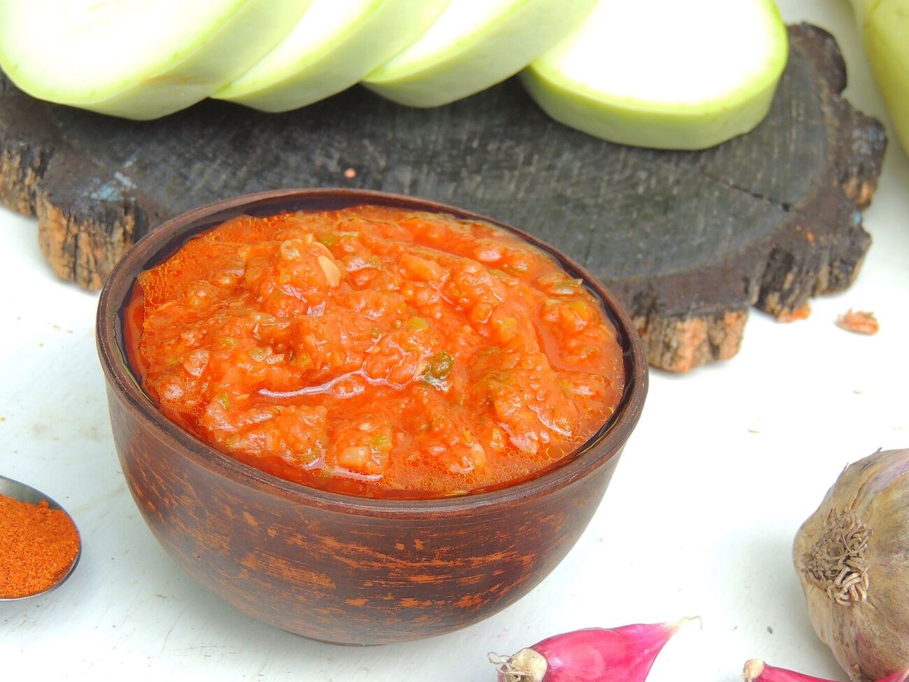 Кабачки в этой аджике не чувствуются