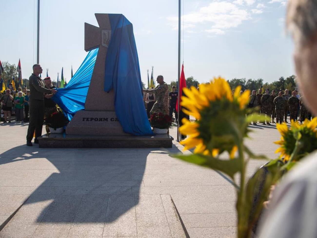 Главный элемент мемориала – казацкий крест, символизирующий устойчивость, верность принципам и несокрушимость, отметил Кличко