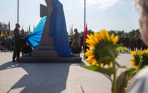 Главный элемент мемориала – казацкий крест, символизирующий устойчивость, верность принципам и несокрушимость, отметил Кличко