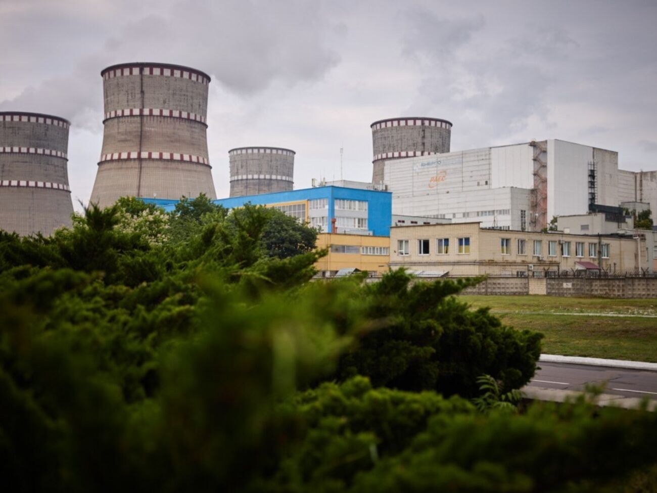 Унаслідок атаки три енергоблоки Рівненської АЕС від'єднали від мережі