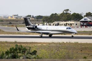 Кабаева с 2014 года не менее шести раз летала на таком бизнес-джете (на фото – Embraer Legacy 600)