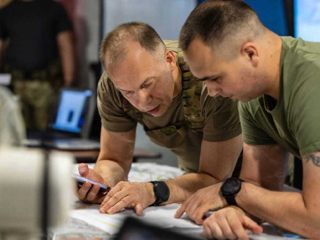 Главная задача в нынешних условиях – усилить оборону украинских войск на наиболее сложных участках фронта, отметил Сырский