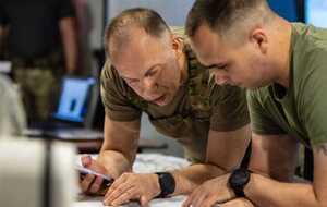 Главная задача в нынешних условиях – усилить оборону украинских войск на наиболее сложных участках фронта, отметил Сырский