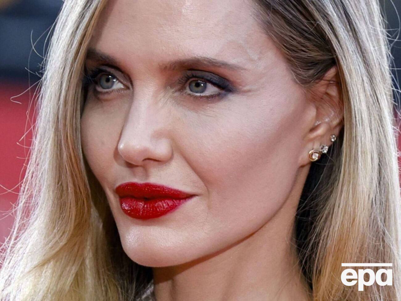 Накануне фестиваля Джоли сменила цвет волос, покрасив их в "медовый блонд"