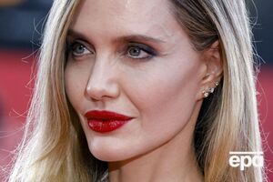 Накануне фестиваля Джоли сменила цвет волос, покрасив их в "медовый блонд"