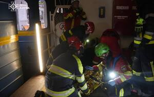 Рятувальники деблокували чоловіка з-під вагона метро