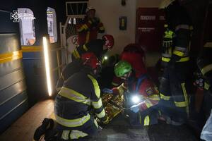 Рятувальники деблокували чоловіка з-під вагона метро