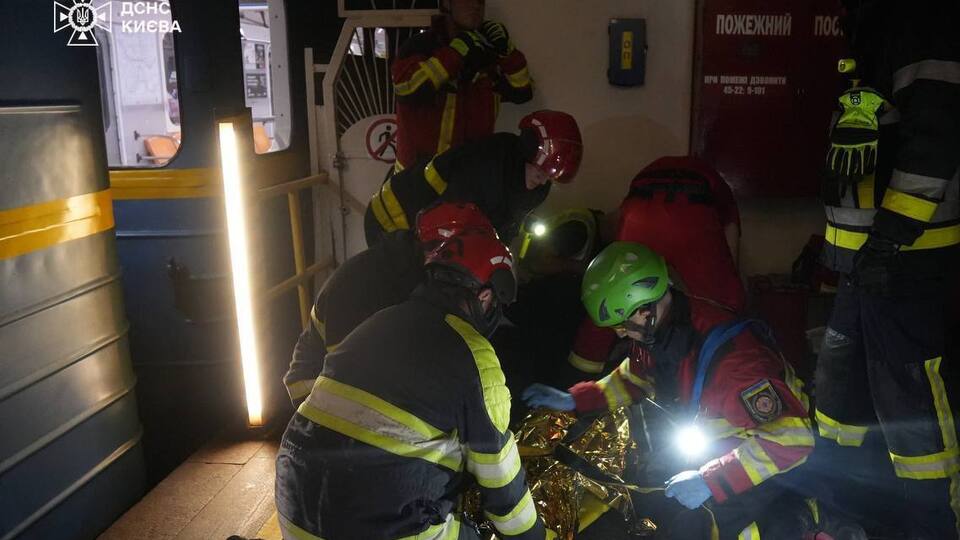 Cпасатели деблокировали мужчину из-под вагона метро