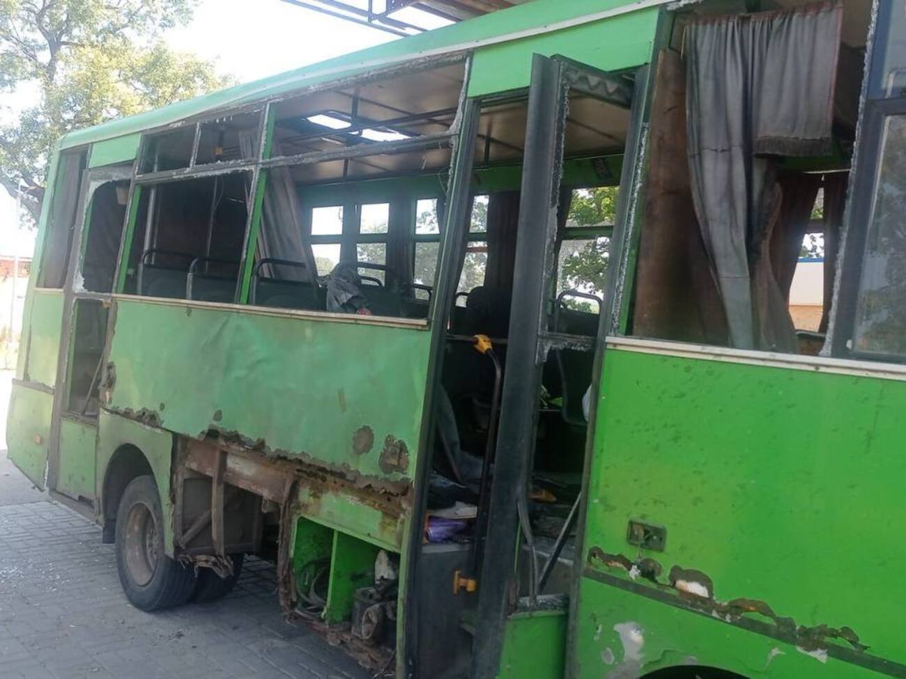 Росіяни вдарили дроном по автобусу з людьми, постраждало семеро цивільних чоловіків