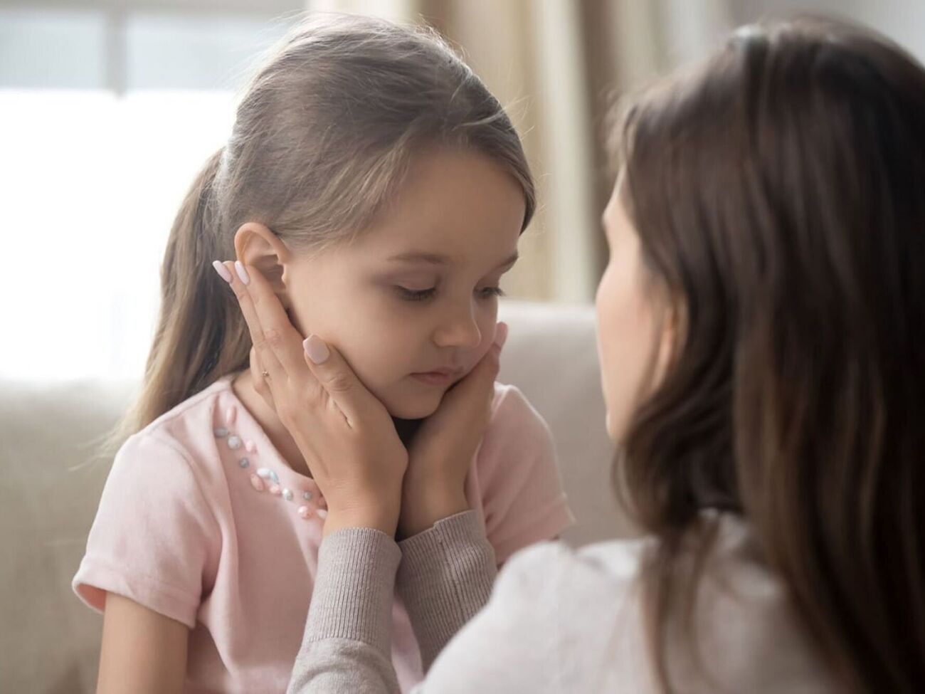 Если ребенок слишком интенсивно испытывает негативную эмоцию, нужно вмешательство взрослых