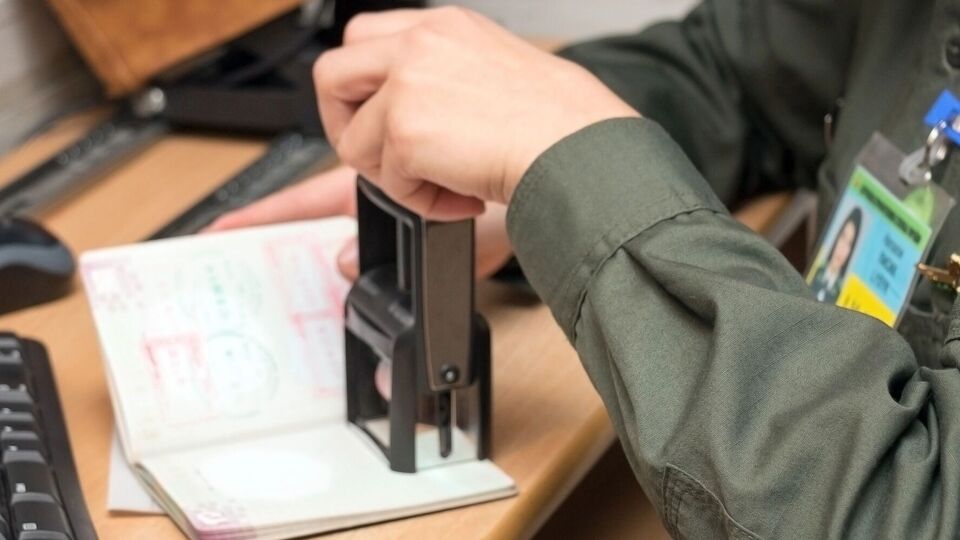 Мужчины, прикрываясь браками с женщинами с инвалидностью, хотели уехать из Украины