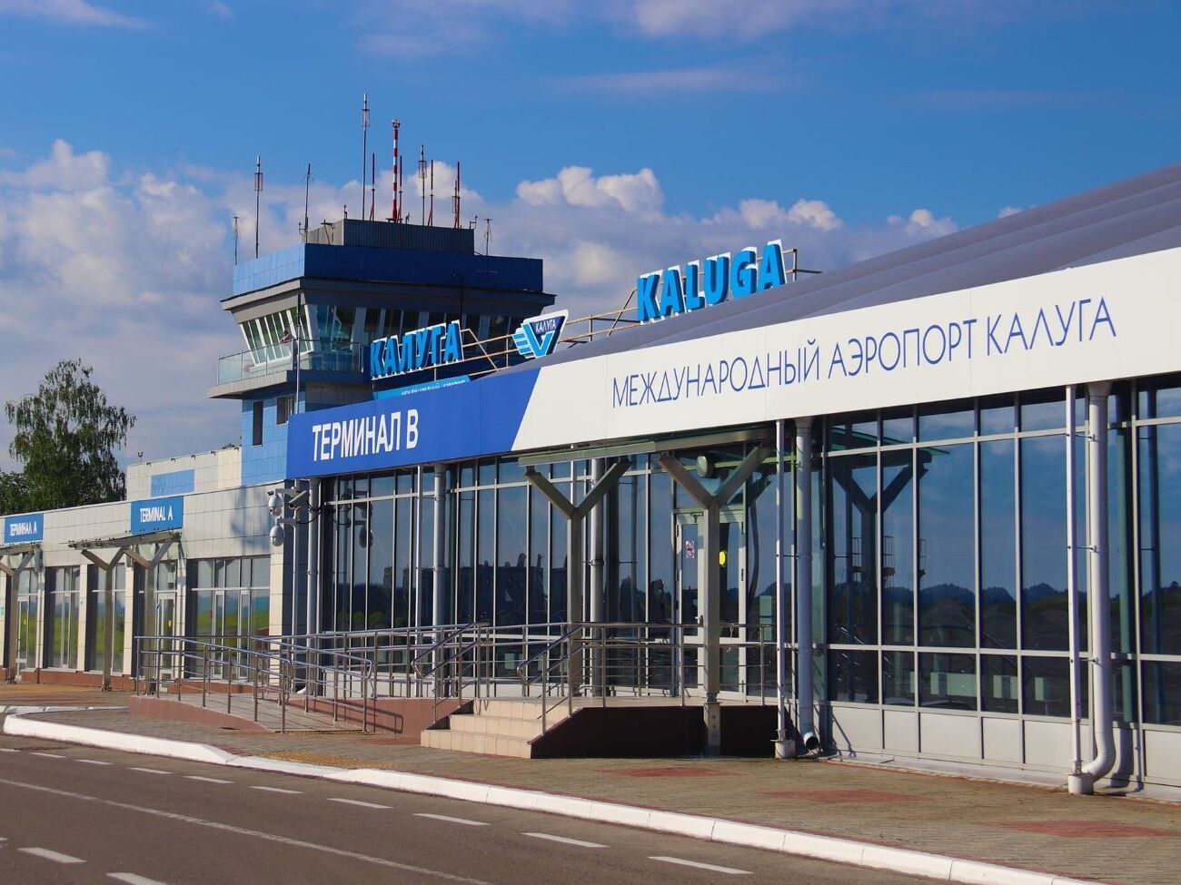 В районе аэропорта сбили два дрона, есть разрушения