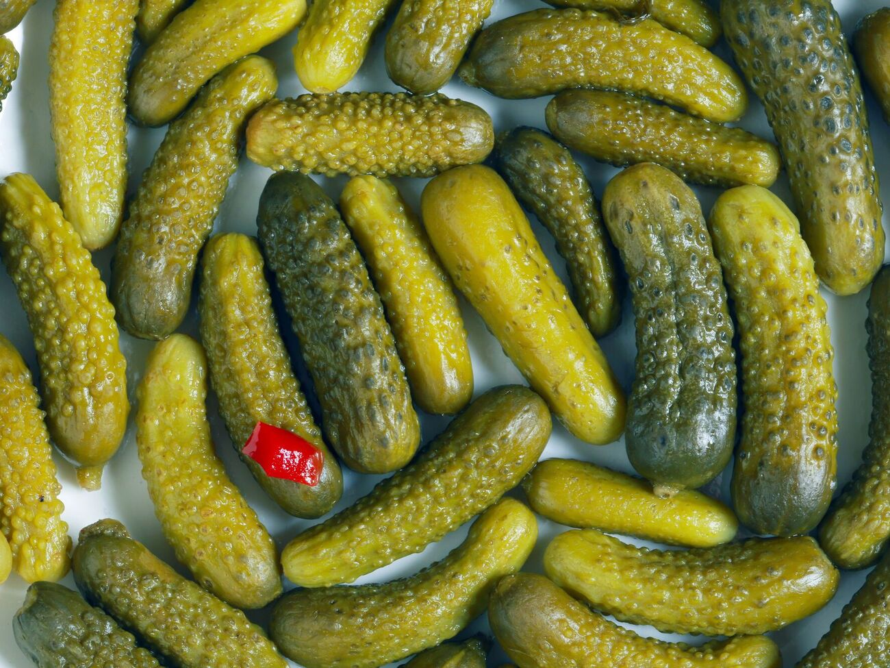Если положить в огурцы точное количество соли, они сохранят форму надолго