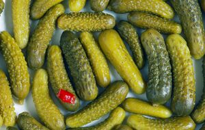 Если положить в огурцы точное количество соли, они сохранят форму надолго