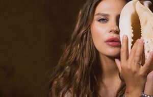 Зарицкая: Эта песня о самых теплых воспоминаниях. Эта волна окутывает тебя и не отпускает, пока из глаз не потекут слезы