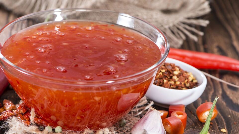 Кисло-сладкий соус чили легко и быстро готовится в домашних условиях