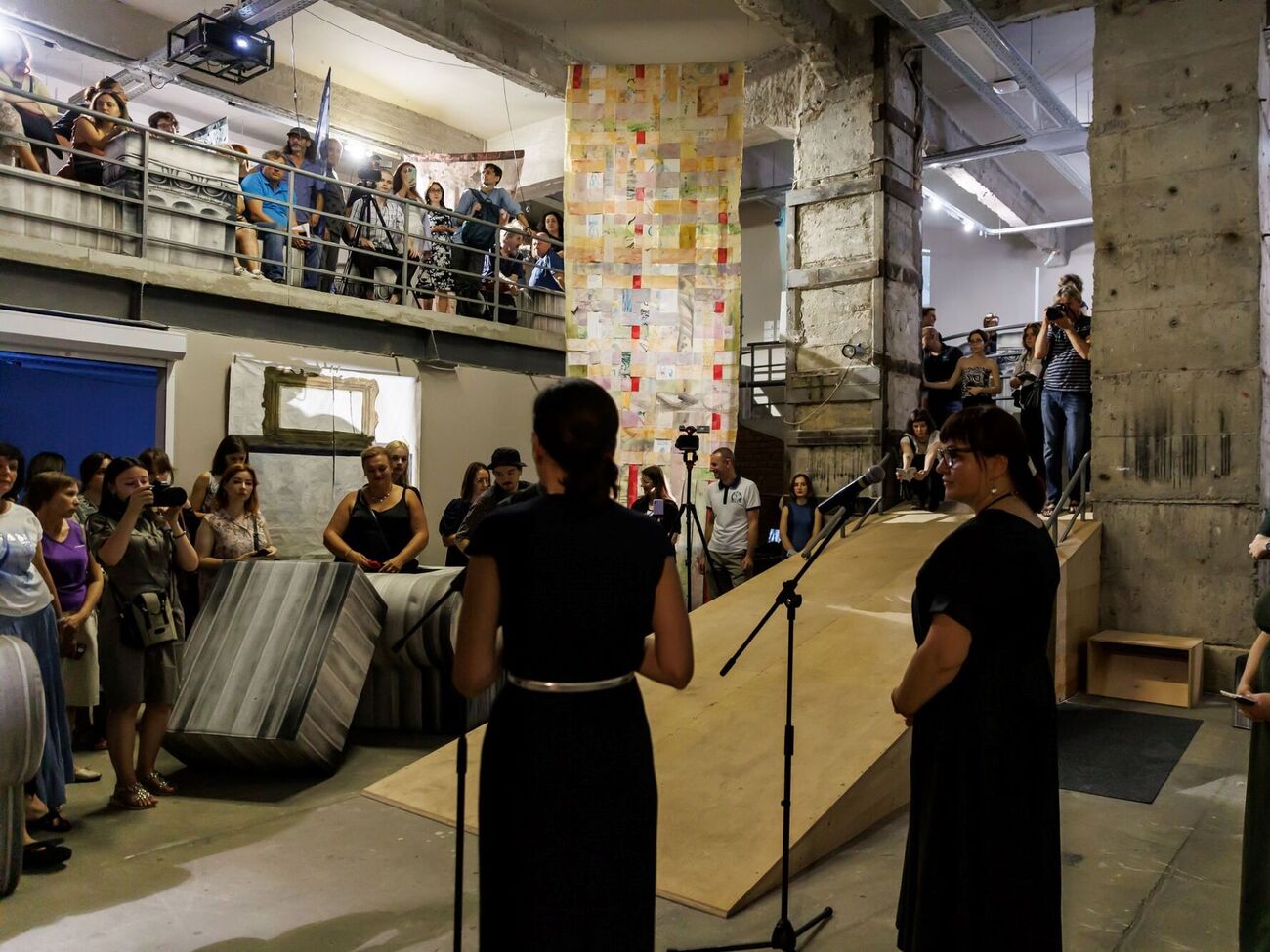 Выставка объединила более 30 деятелей искусства из более чем 10 стран, переживших войну или давно работающих с этой темой