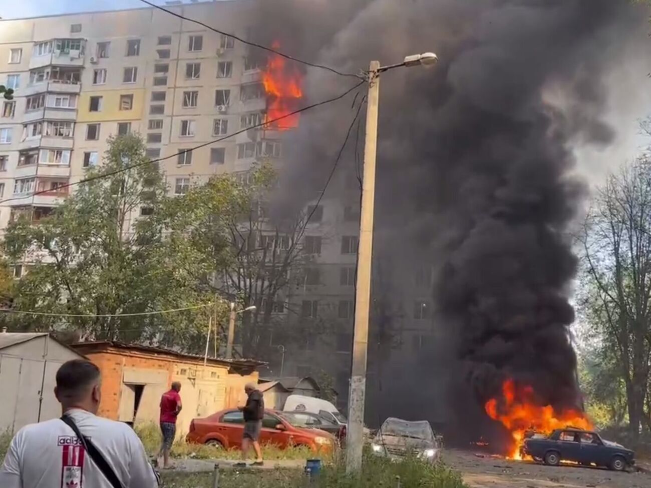Окупанти 30 серпня влучили авіабомбою в під'їзд багатоповерхівки в Індустріальному районі Харкова