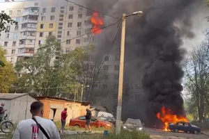 Окупанти 30 серпня влучили авіабомбою в під'їзд багатоповерхівки в Індустріальному районі Харкова