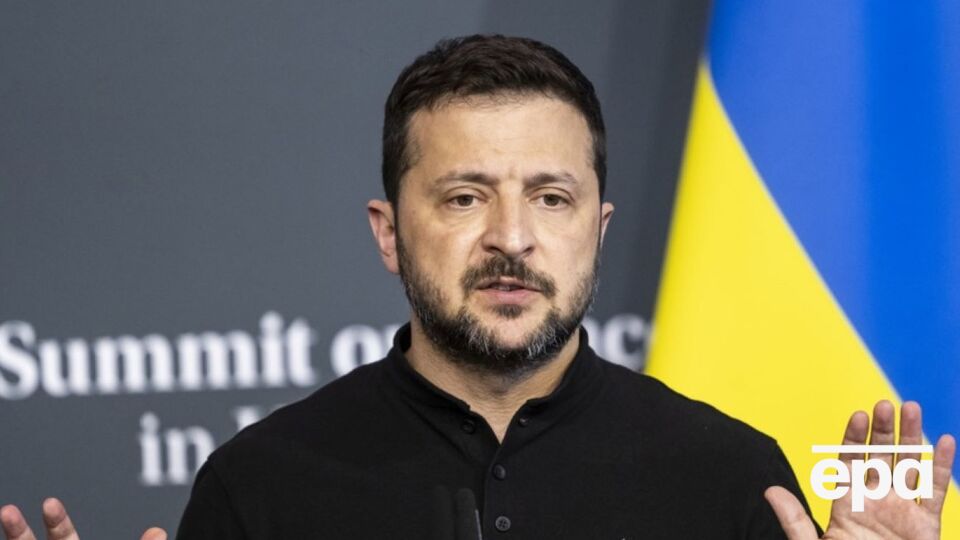 Российский прорыв в Донецкой области во время Курской операции вызвал возмущение среди военных и аналитиков в сторону президента Украины, написала FT