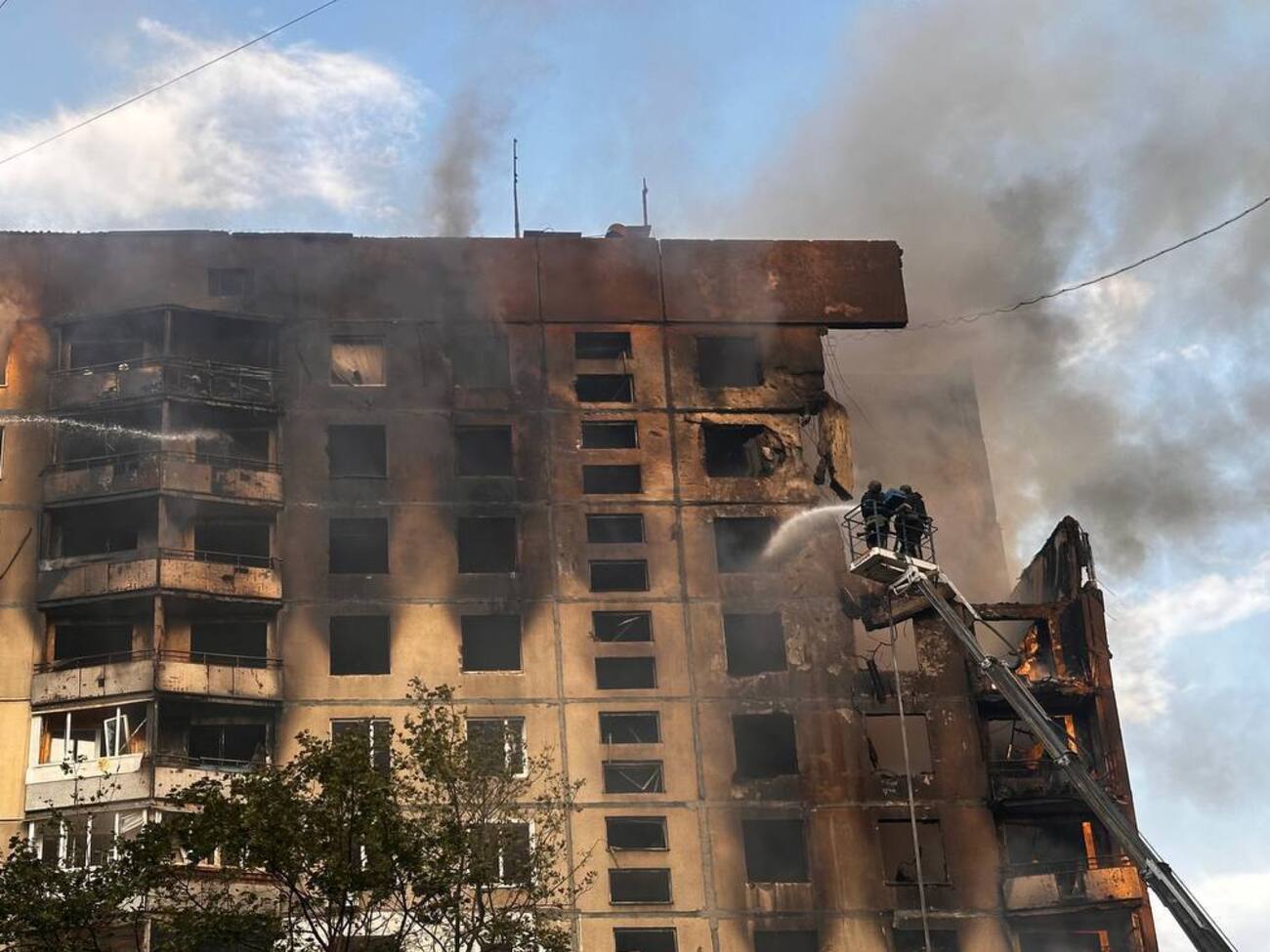 Прямое попадание зафиксировано в 12-этажный жилой дом в Индустриальном районе Харькова, отметили в прокуратуре