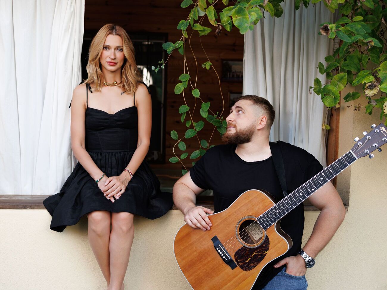 Совместная песня артистов описывает эмоциональные качели в отношениях, где присутствуют и любовь, и обман