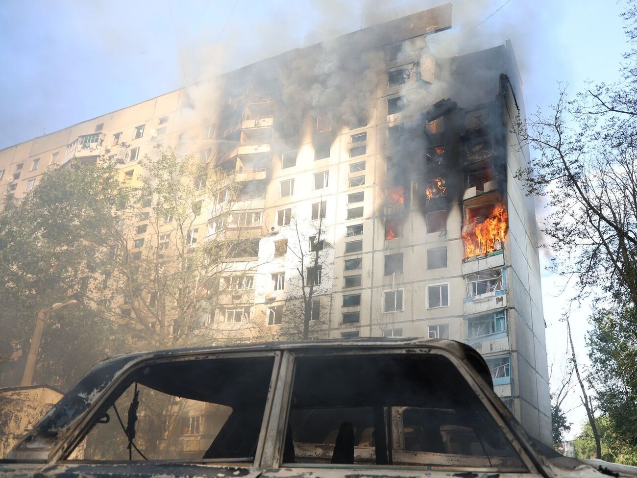Унаслідок влучання авіабомби в житлову 12-поверхівку в Харкові сталися руйнування конструкцій та пожежа, зазначили в ДСНС