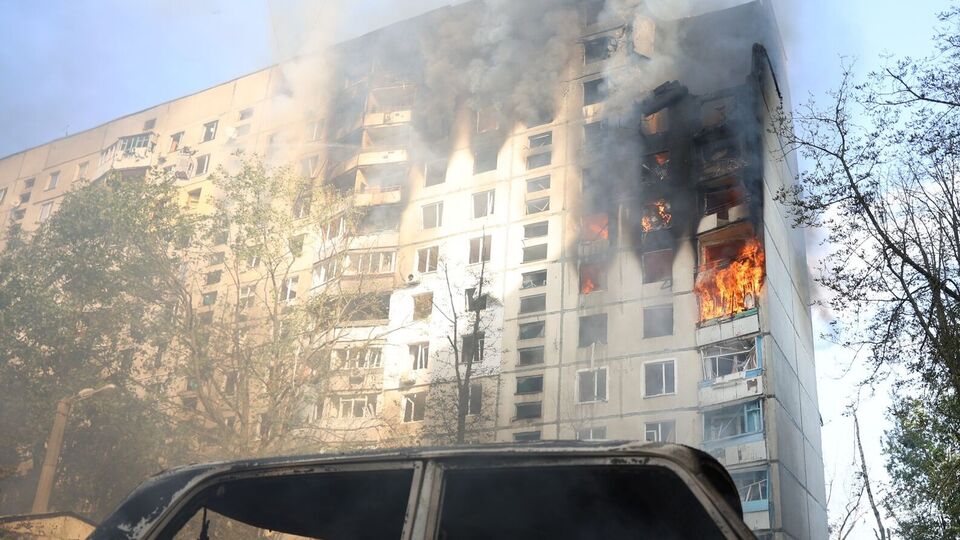 Унаслідок влучання авіабомби в житлову 12-поверхівку в Харкові сталися руйнування конструкцій та пожежа, зазначили в ДСНС