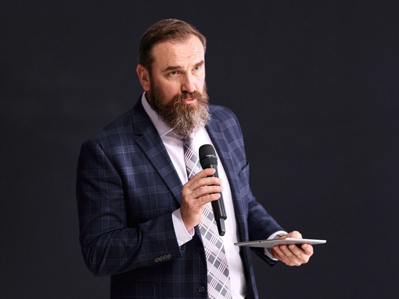 Лисовой говорит, что хотел бы, чтобы учителя получали большие заработные платы, а зарплату педагогов в дошкольном образовании вообще называет неприемлемой