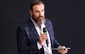 Лисовой говорит, что хотел бы, чтобы учителя получали большие заработные платы, а зарплату педагогов в дошкольном образовании вообще называет неприемлемой