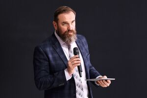 Лісовий каже, що хотів би, щоб учителі отримували більші заробітні плати, а зарплатню педагогів у дошкільній освіті взагалі називає неприйнятною