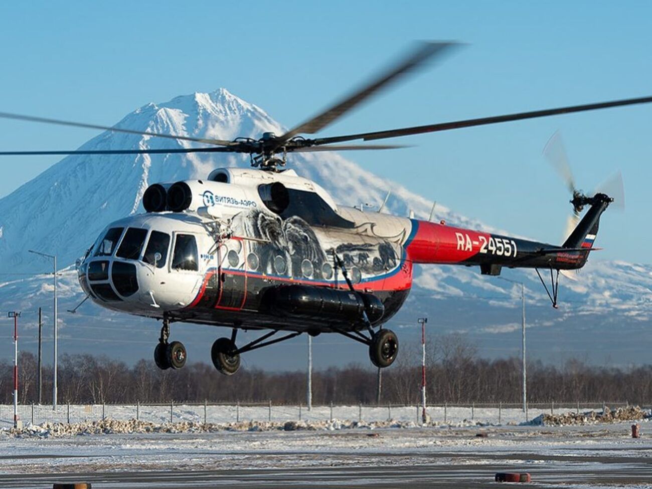 Вертолет пропал с радаров, когда забирал туристов с вулкана на Камчатке