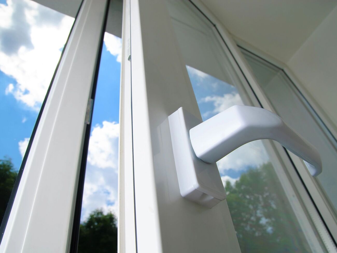 Мальчик с помощью стульчика добрался до подоконника, оперся на москитную сетку и выпал, рассказали в полиции