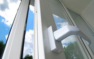 Мальчик с помощью стульчика добрался до подоконника, оперся на москитную сетку и выпал, рассказали в полиции