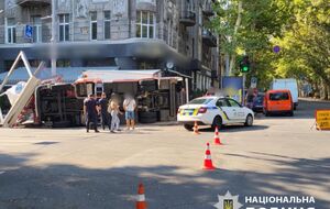 Столкновение произошло, когда спасатели ехали на вызов с включенной сиреной и проблесковыми маячками, отметили в полиции